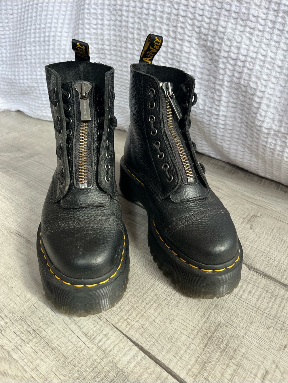 Barely worn Docs w zipper